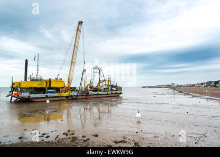 Herne Bay, Kent, UK. 28. Juni 2015. Verbindung des neuen Kabels Kentish Flats Wind Farm. Die Kabelverlegung Schiff BoDo Installer liegen direkt vor dem Strand in der Nähe von Hampton Pier in Herne Bay. Das Schiff bereitet sich auf ein neues Kabel zu einer Verlängerung des Kentish Flats Windparks zu legen, die ca. 6 Meilen vor der Küste liegt. Bildnachweis: Paul Martin/Alamy Live-Nachrichten Stockfoto