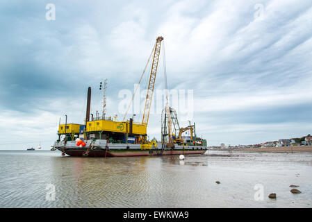 Herne Bay, Kent, UK. 28. Juni 2015. Die Kabelverlegung Schiff BoDo Installer liegen direkt vor dem Strand in der Nähe von Hampton Pier in Herne Bay. Das Schiff bereitet sich auf ein neues Kabel zu einer Verlängerung des Kentish Flats Windparks zu legen, die ca. 6 Meilen vor der Küste liegt. Bildnachweis: Paul Martin/Alamy Live-Nachrichten Stockfoto