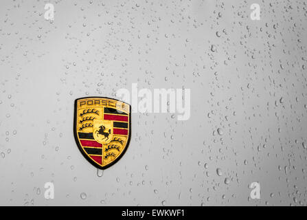 Porsche Emblem auf Motorhaube Stockfoto