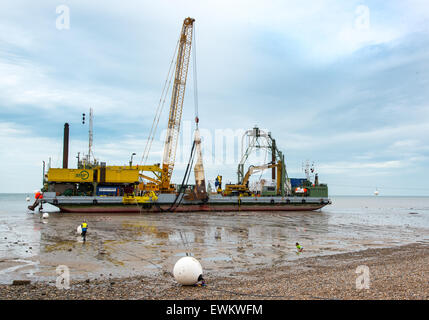 Herne Bay, Kent, UK. 28. Juni 2015. Die Kabelverlegung Schiff BoDo Installer liegen direkt vor dem Strand in der Nähe von Hampton Pier in Herne Bay. Das Schiff bereitet sich auf ein neues Kabel zu einer Verlängerung des Kentish Flats Windparks zu legen, die ca. 6 Meilen vor der Küste liegt. Bildnachweis: Paul Martin/Alamy Live-Nachrichten Stockfoto