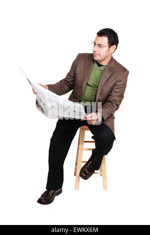 Ein Mittelalter Mann sitzen und lesen die Zeitung in Kleid Hose und eine braune Jacke und grüne Pullover für weißen Hintergrund. Stockfoto