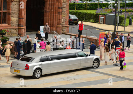 Hochzeit-Fugenmasse kommt mit 8-Sitzer Silber Chrysler Stretch Limousine an der Guildhall, Derry, Londonderry, Nordirland Stockfoto