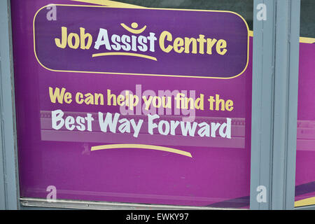 Fenster der Assist Jobcenter in Butcher Street, Londonderry (Derry), Nordirland Stockfoto