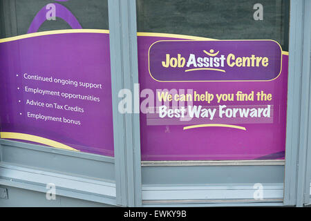 Fenster der Assist Jobcenter in Butcher Street, Londonderry (Derry), Nordirland Stockfoto