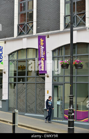 Fenster der Assist Jobcenter in Butcher Street, Londonderry (Derry), Nordirland Stockfoto