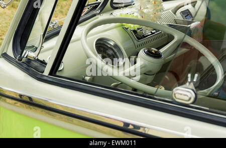 Blick durch den Fahrer Fenster des klassischen Volkswagen Wohnmobil Volksfest Bristol. Stockfoto