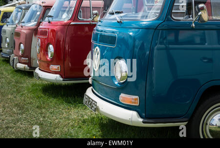 Klassische Volkswagen Wohnmobile aufgereiht am Volksfest Bristol. Stockfoto