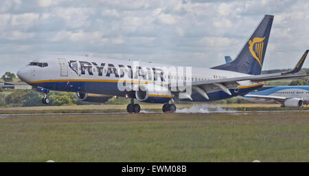 Ryanair Boeing 737 EI-EKF in Land am Flughafen London-Luton LTN kommenden Stockfoto