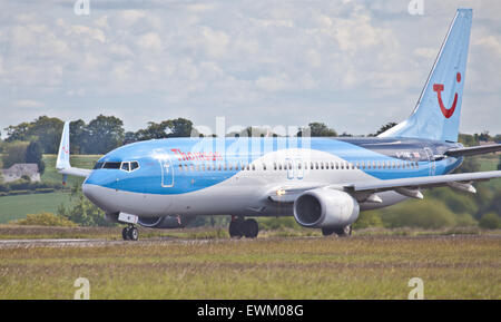 Thomson Airways Boeing 737 G-TAWC am Flughafen London-Luton LTN Rollens Stockfoto