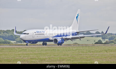 Blue Air Boeing 737-YR-BMB Landung Flughafen London-Luton LTN Stockfoto