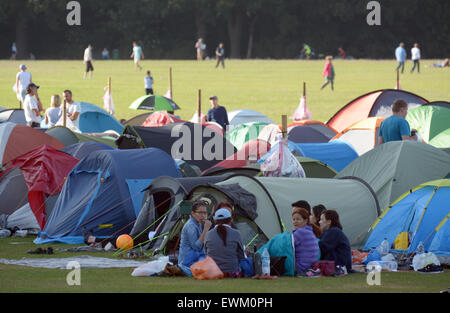 Menschen in Wimbledon Park amüsieren wie sie campen, um sicherzustellen, dass sie in der Warteschlange um Tickets für den Tennissport zu erhalten sind. Stockfoto