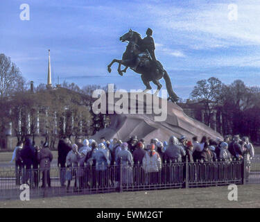 Leningrad, Russland. 8. November 1991. Inschrift "für die erste von Catherine die zweite 1782'' Peter dieses berühmten Reiterstatue von Peter dem großen (allgemein bekannt als der eherne Reiter) steht im Senate Square und ist eines der Wahrzeichen von Leningrad (heute Sankt Petersburg). Sockel der Statue ist der enorme Thunder-Stein. Es ist eine beliebte Touristenattraktion. © Arnold Drapkin/ZUMA Draht/Alamy Live-Nachrichten Stockfoto