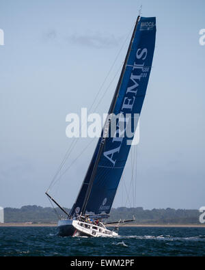 VEREINIGTES KÖNIGREICH. 27. Juni 2015. Open 60 GBR 100 Artemis auf dem Weg zum Monohull Linie ehrt in 2015 Round the Island Rennen Credit: Niall Ferguson/Alamy Live News Stockfoto