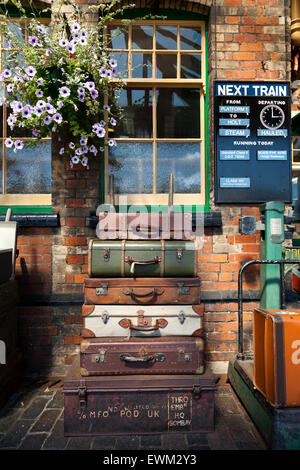 Gepäck auf der Plattform am Bahnhof Sheringham, Norfolk, England, U.K Stockfoto