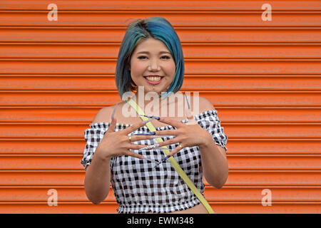 Eine junge Frau mit außergewöhnlich langen Fingernägeln auf Coney Island, Brooklyn, New York. Stockfoto