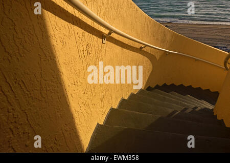 Abstraktes Muster mit Wendeltreppe & Schatten am Sunny Isles Beach in Florida Stockfoto