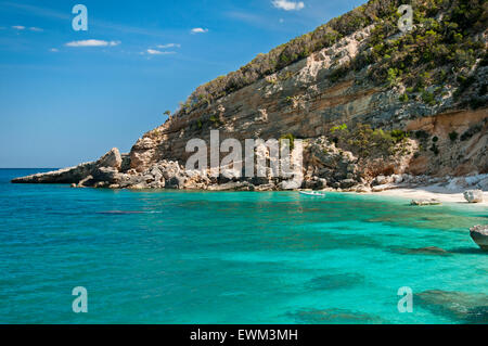 Baunei, Sardinien, Italien, 4/2015.View der berühmte Strand von Cala Mariolu und seinen klaren und transparenten Wasser, Region Ogliastra Stockfoto