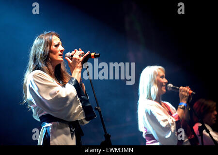 BARCELONA - 24 JUL: Björn Again (Band Hommage an ABBA) führt auf Golden Revival Festival am 24. Juli 2014 in Barcelona, Spanien. Stockfoto