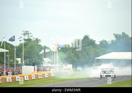 Ein Auto macht viel Reifen Rauch beim Goodwood Festival of Speed. Rennfahrer, besuchte Prominente und Tausende von Mitgliedern der Öffentlichkeit das Goodwood Festival of Speed, moderne und alte Rennwagen und Motorräder in Aktion zu sehen. Stockfoto