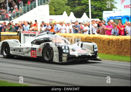 Die 2015 Le Mans gewann Porsche 919 Hybrid beim Goodwood Festival of Speed. Rennfahrer, besuchte Prominente und Tausende von Mitgliedern der Öffentlichkeit das Goodwood Festival of Speed, moderne und alte Rennwagen und Motorräder in Aktion zu sehen. Stockfoto