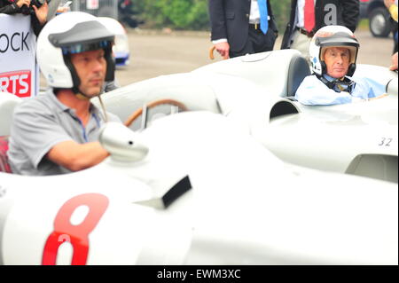 Jackie Stewart sitzt in einem Mercedes-Benz W196 Streamliner beim Goodwood Festival of Speed. Rennfahrer, besuchte Prominente und Tausende von Mitgliedern der Öffentlichkeit das Goodwood Festival of Speed, moderne und alte Rennwagen und Motorräder in Aktion zu sehen. Stockfoto