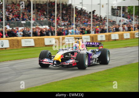 Ein Red Bull RB1 V10 F1 auf dem Goodwood Festival of Speed. Rennfahrer, besuchte Prominente und Tausende von Mitgliedern der Öffentlichkeit das Goodwood Festival of Speed, moderne und alte Rennwagen und Motorräder in Aktion zu sehen. Stockfoto