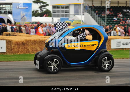 Eine elektrische Renault Twizy beim Goodwood Festival of Speed. Rennfahrer, besuchte Prominente und Tausende von Mitgliedern der Öffentlichkeit das Goodwood Festival of Speed, moderne und alte Rennwagen und Motorräder in Aktion zu sehen. Stockfoto