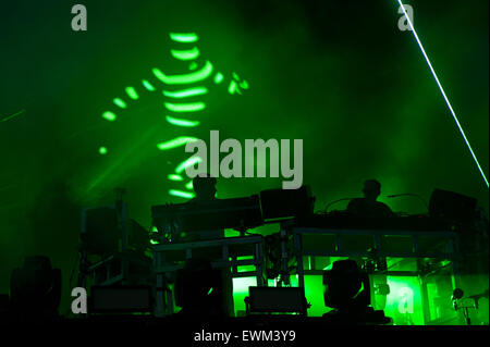 Glastonbury Festival, 28. Juni 2015, England UK. Die Chemical Brothers schließen die andere Bühne am Finaltag des Glastonbury Festival 2015. Bildnachweis: Francesca Moore/Alamy Live-Nachrichten Stockfoto