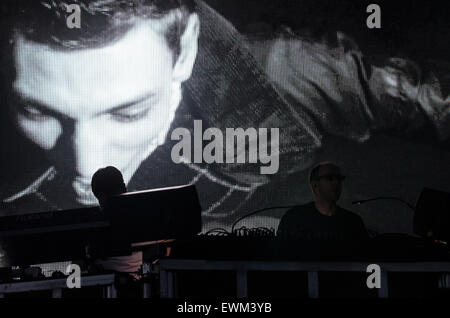 Glastonbury Festival, 28. Juni 2015, England UK. Die Chemical Brothers schließen die andere Bühne am Finaltag des Glastonbury Festival 2015. Bildnachweis: Francesca Moore/Alamy Live-Nachrichten Stockfoto