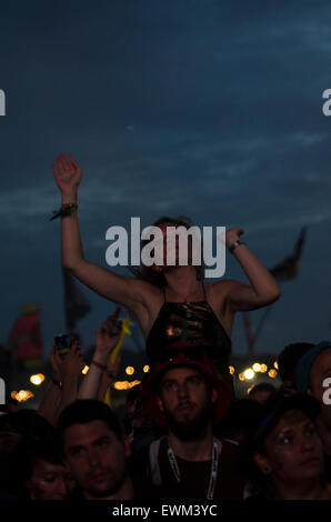 Glastonbury Festival, 28. Juni 2015, England UK. Die Chemical Brothers schließen die andere Bühne am Finaltag des Glastonbury Festival 2015. Bildnachweis: Francesca Moore/Alamy Live-Nachrichten Stockfoto