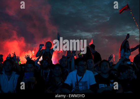 Glastonbury Festival, 28. Juni 2015, England UK. Die Chemical Brothers schließen die andere Bühne am Finaltag des Glastonbury Festival 2015. Bildnachweis: Francesca Moore/Alamy Live-Nachrichten Stockfoto