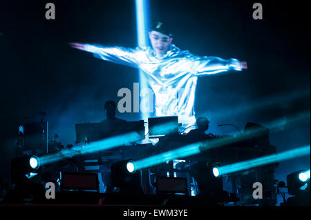 Glastonbury Festival, 28. Juni 2015, England UK. Die Chemical Brothers schließen die andere Bühne am Finaltag des Glastonbury Festival 2015. Bildnachweis: Francesca Moore/Alamy Live-Nachrichten Stockfoto