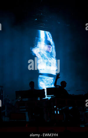 Glastonbury Festival, 28. Juni 2015, England UK. Die Chemical Brothers schließen die andere Bühne am Finaltag des Glastonbury Festival 2015. Bildnachweis: Francesca Moore/Alamy Live-Nachrichten Stockfoto