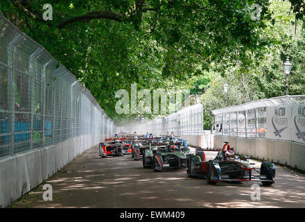 London, UK. 28. Juni 2015. Startaktion bei der letzten und entscheidenden Runde der FIA Formula E Championship - Start Credit: Motofoto/Alamy Live News Stockfoto