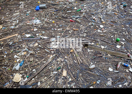 Kunststoff-Müll und andere nicht-abbaubaren Abfälle im Wasser des Kanals Stockfoto