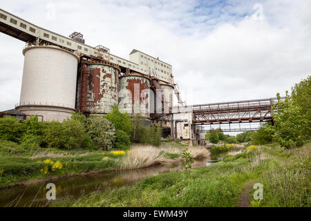 Verlassenen Fabrik in der Nähe Fluss Stockfoto