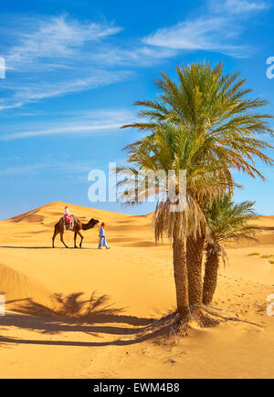 Sahara - Touristen auf Kamel reiten, Erg Chebbi Wüste bei Merzouga, Marokko Stockfoto