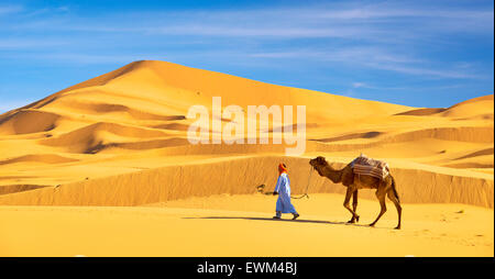 Berber Mann mit seinem Kamel, Erg Chebbi Wüste bei Merzouga, Sahara, Marokko Stockfoto