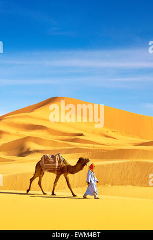 Berber Mann mit seinem Kamel, Erg Chebbi Wüste bei Merzouga, Sahara-Dünen, Marokko Stockfoto