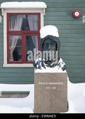 Roland Amundsen Büste draußen im Schnee von Polar-Museum in Tromsø Stockfoto