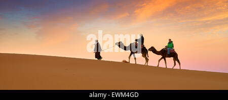 Kamel-Karawane, Erg Chebbi Wüste bei Merzouga, Sahara, Marokko Stockfoto