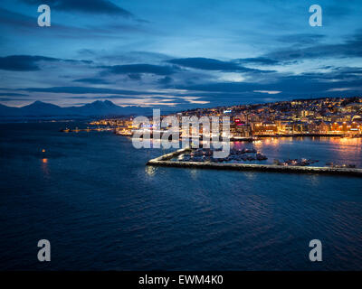 Licht in der Dämmerung gesehen von der Stadtbrücke Tromsø Stadt Stockfoto