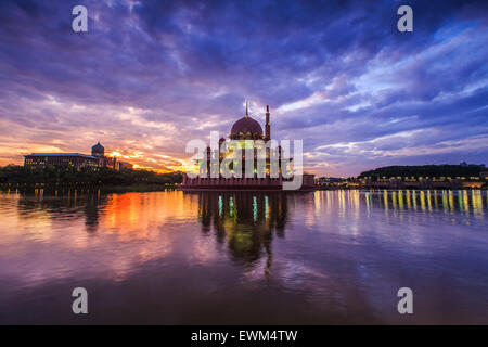 Einen schönen Sonnenaufgang am Putra Moschee, Putrajaya, Malaysia mit bunten Wolken und Reflexion an der Seeoberfläche Stockfoto