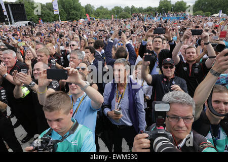 London, UK. 28. Juni 2015.  Runde 11 von der FIA Formel E Visa London ePrix electric Car racing im Battersea Park, London, UK. Im Bild: Fans feiern die Gewinner des London ePrix Runde 11 Credit: David Lager/Alamy Live News Stockfoto