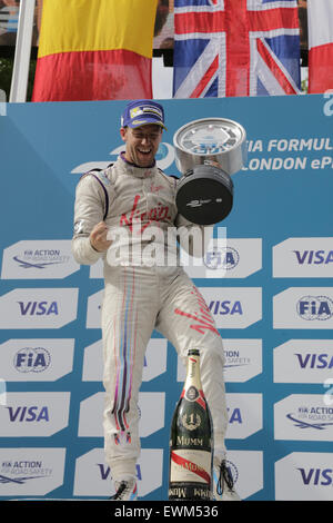 London, UK. 28. Juni 2015.  Runde 11 von der FIA Formel E Visa London ePrix electric Car racing im Battersea Park, London, UK. Im Bild: Sam Bird feiert die London ePrix Runde 11 Kredit zu gewinnen: David Lager/Alamy Live News Stockfoto