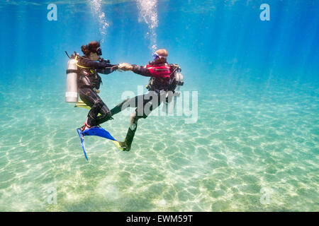 Tauchlehrer mit Tauchanfänger, erste Unterwasser Tauchen, Marsa Alam, Rotes Meer, Ägypten Stockfoto