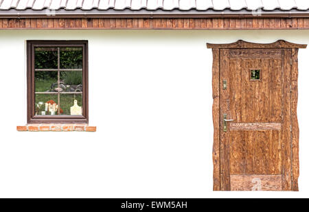 Tür und Fenster an der Fassade eines Hauses. Stockfoto