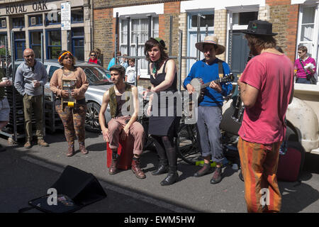 Gaukler und Straßenmusikanten am Columbia Road Market in London Stockfoto