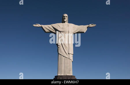 Die Statue von Christus dem Erlöser (Cristo Rendentor) oben auf den Berg Corcovado sieht in Rio De Janeiro, Brasilien Stockfoto