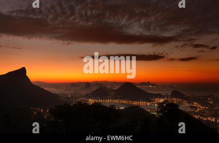 Ein Blick auf die Christusstatue (Cristo Rendentor) oben auf den Berg Corcovado und Zuckerhut (Pao de Acucar) bei Sonnenaufgang in Rio De Janeiro Stockfoto